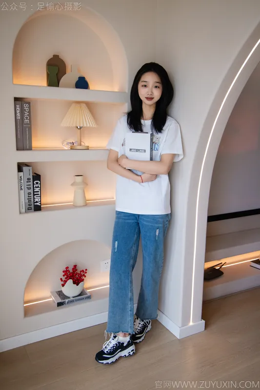 足愉心 NO.035 奶芙（搭配:白T恤、牛仔裤、运动鞋、白色棉袜、裸足） - 足愉心